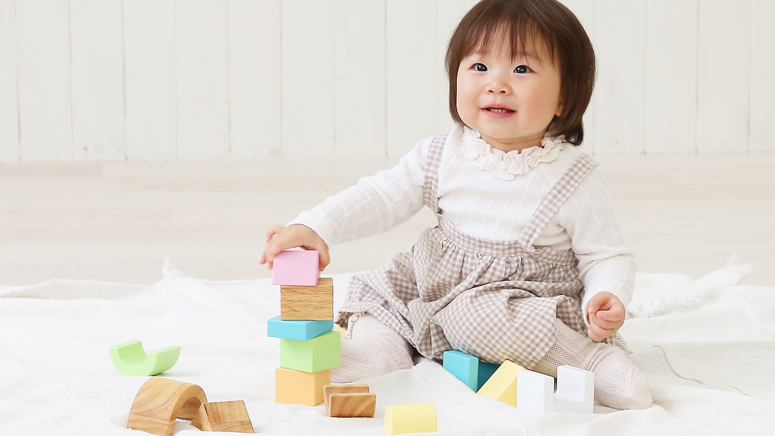 積み木で遊ぶ赤ちゃん