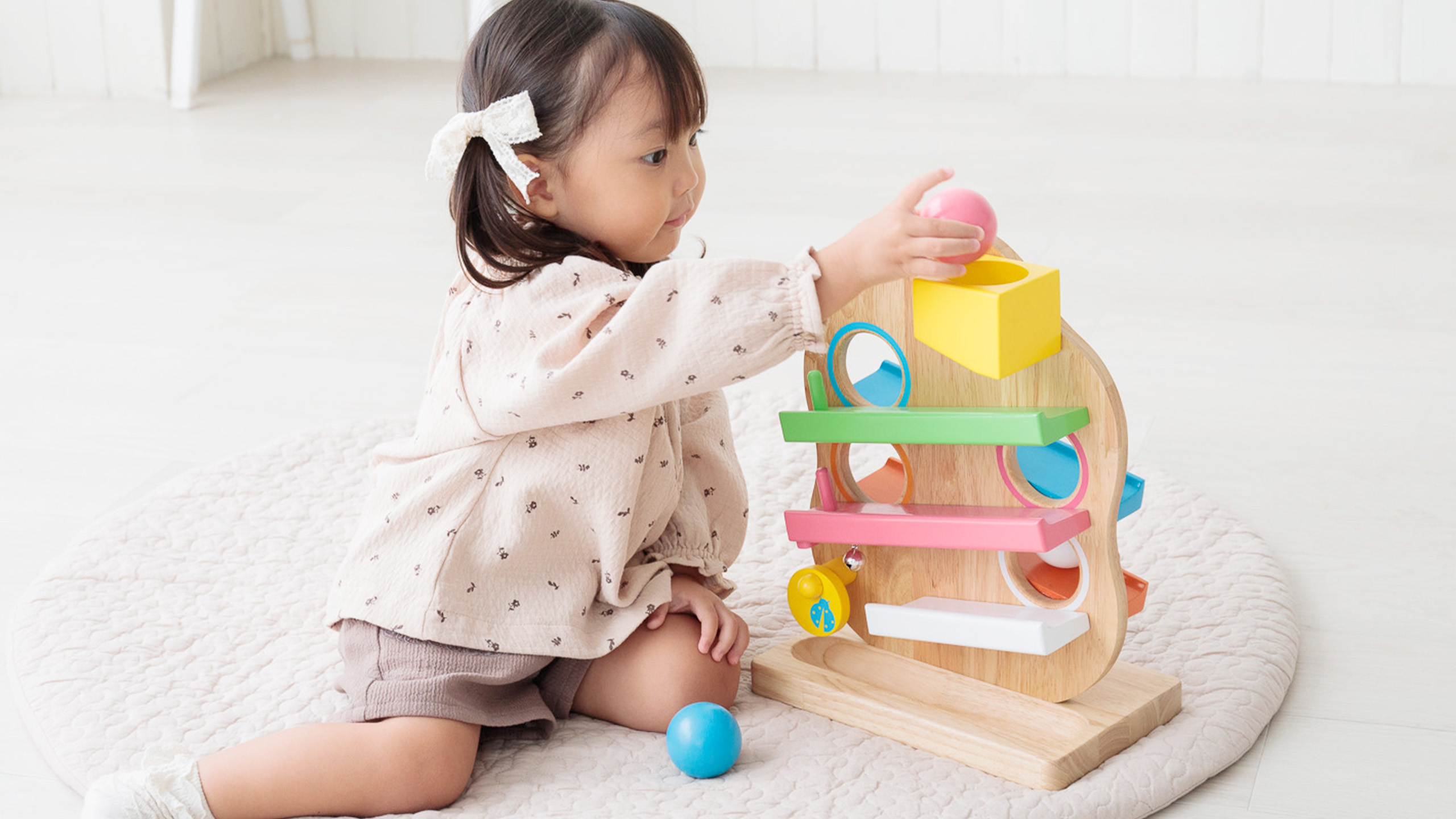 スロープトイで遊ぶ女の子