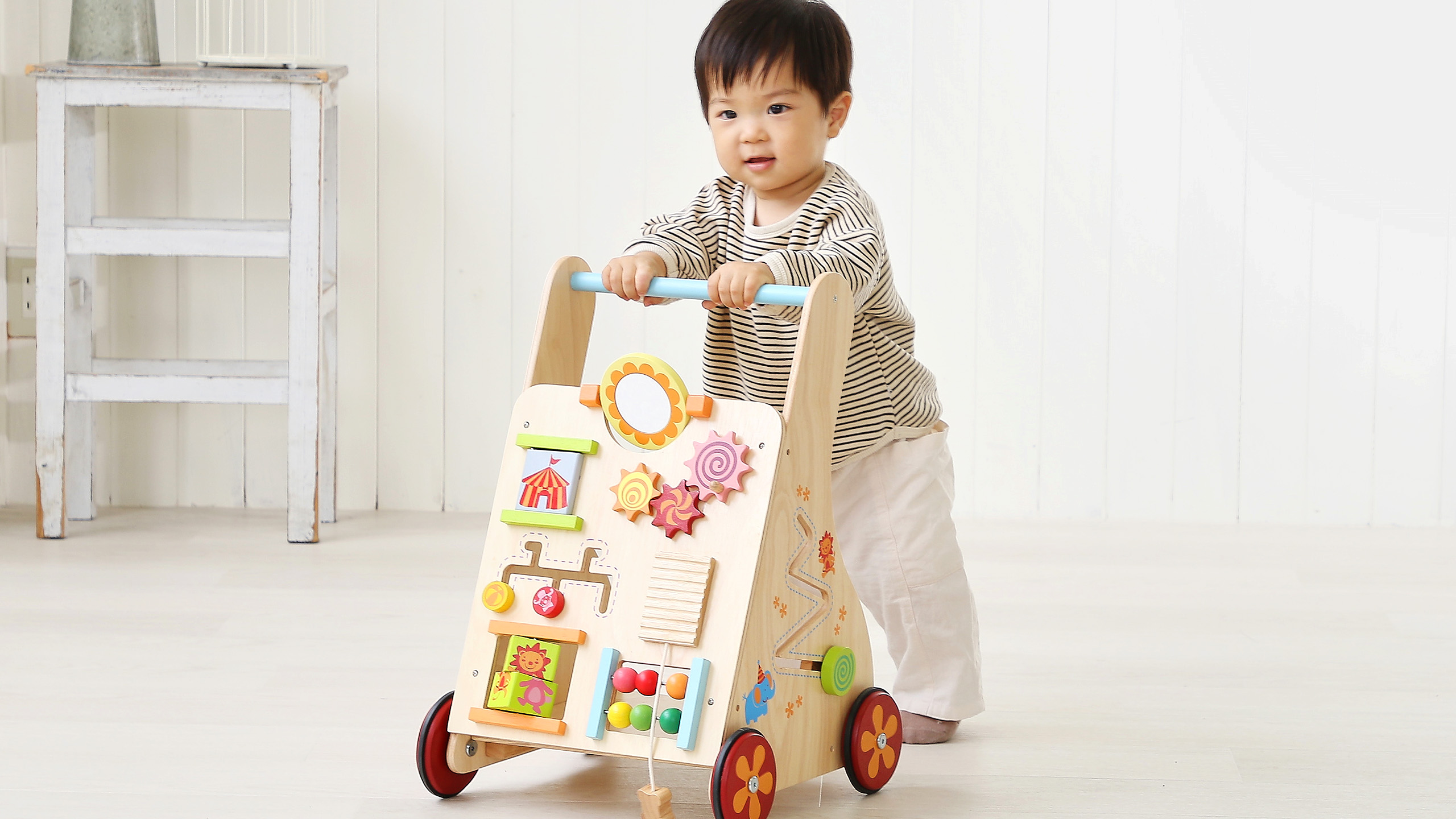 手押し車で遊ぶ男の子