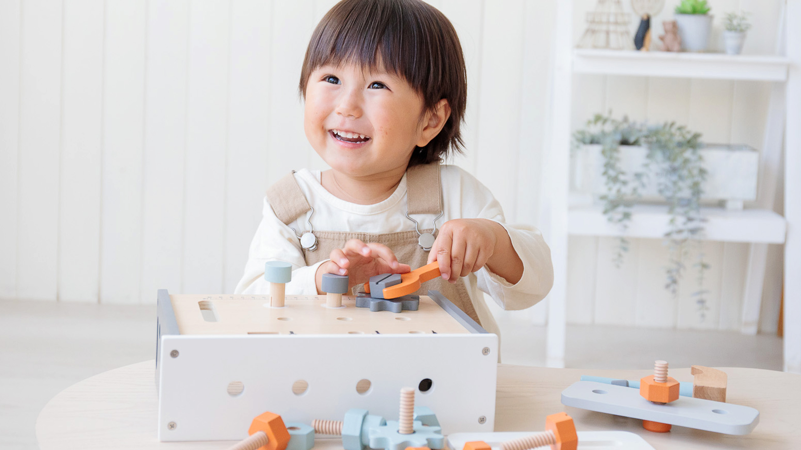 工具おもちゃで遊ぶ男の子